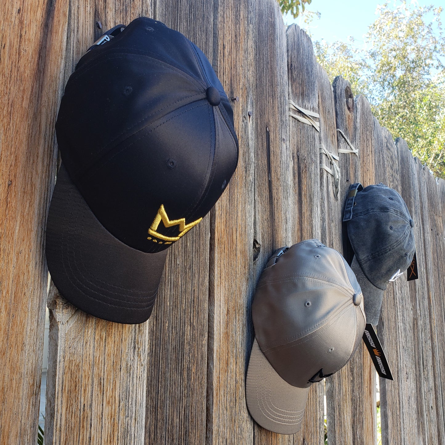 R19:16 Satin Hat Black/Metallic Gold