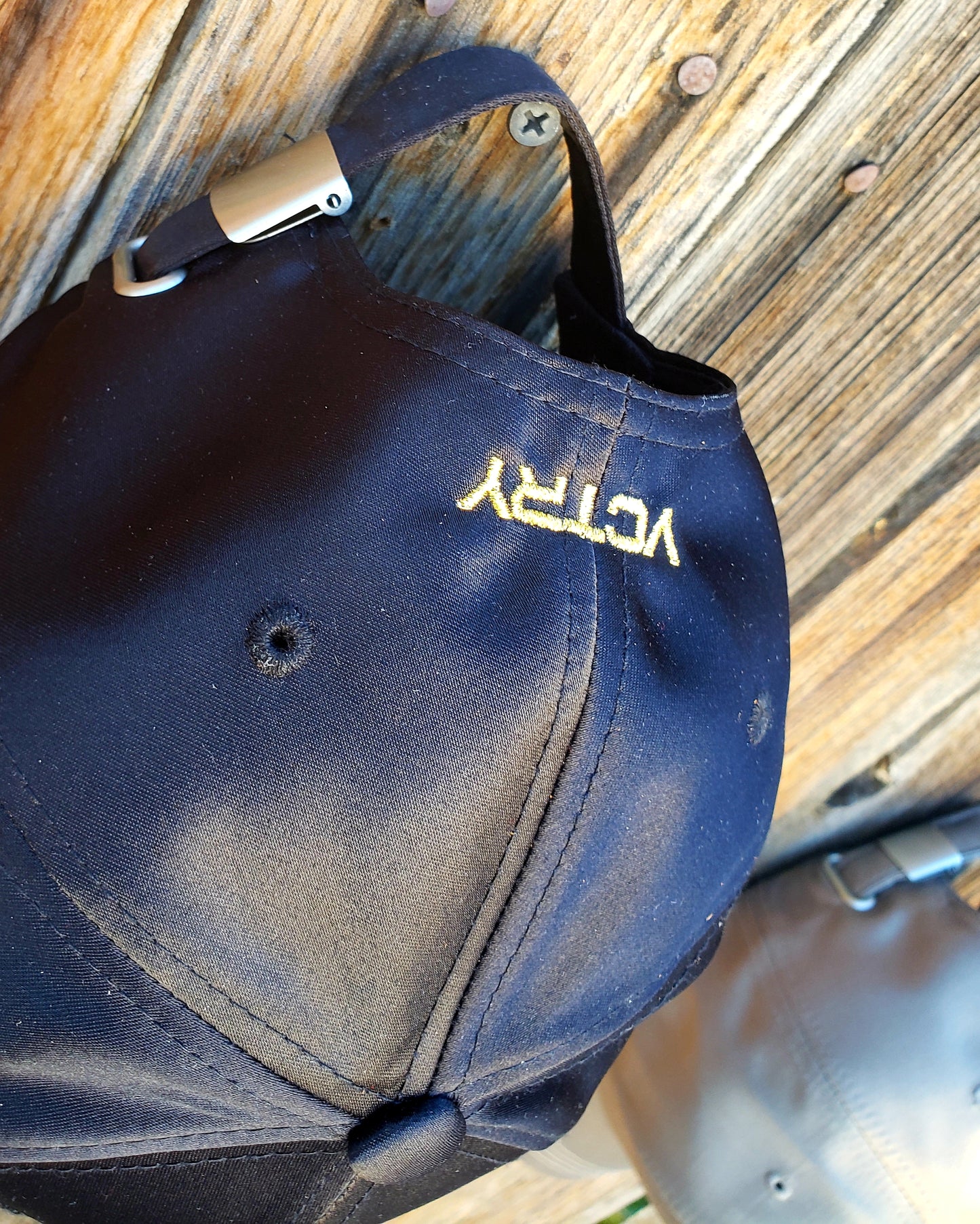 R19:16 Satin Hat Black/Metallic Gold