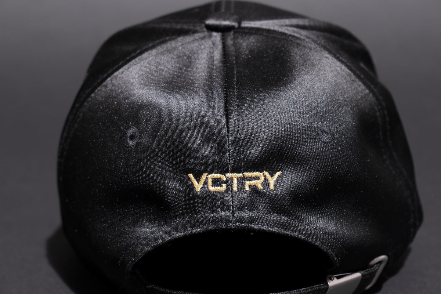 R19:16 Satin Hat Black/Metallic Gold