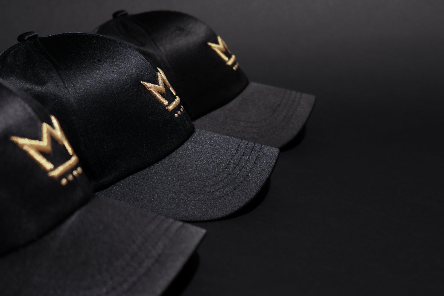 R19:16 Satin Hat Black/Metallic Gold