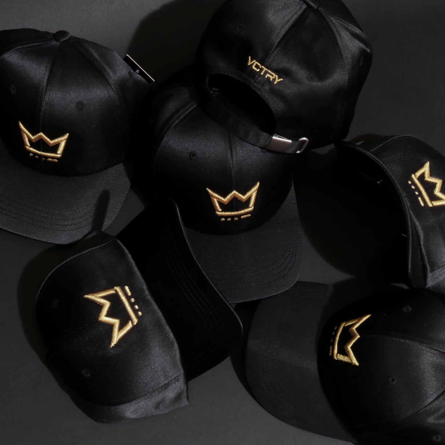 R19:16 Satin Hat Black/Metallic Gold